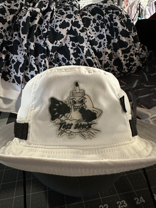 WHITE BUCKET HAT